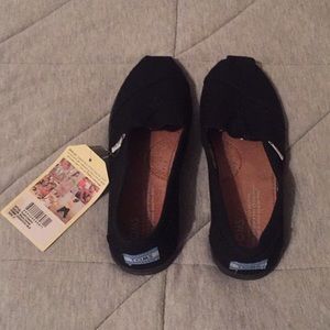 TOMS youth classic size 3 NWT
